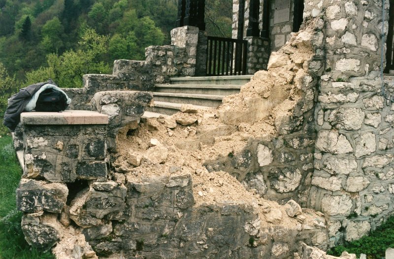 foto Karla Kofol, arhiv Tolminski muzej 1998__potres__foto_Karla_Kofol__Tolminski_muzej.jpg